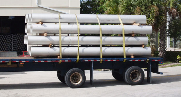 L.O. Trading Projects - Tubos descarregados e carregados nas instala����es da L.O. Trading em Miami