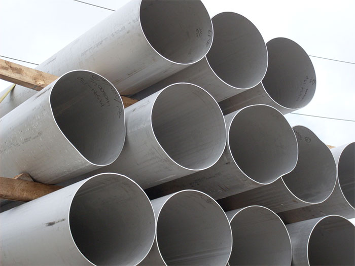 L.O. Trading Projects - Pipes unloaded and loaded at L.O. Trading Miami facility